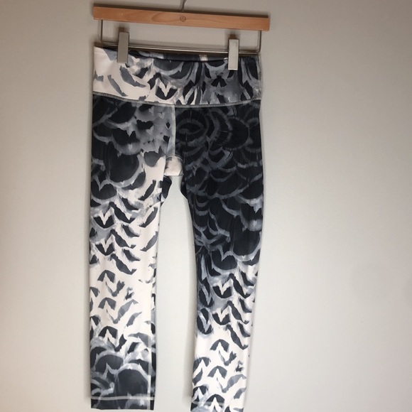 Lululemon 6 Wunder Under Crop Pants Amalia Feathers White, Grey, Black Funky - Picture 3 of 15